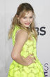 Chloë Moretz trug ein gelbes, leuchtendes Kleid