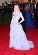 Dakota Fanning und Elizabeth Olsen spielen zwei Freundinnen, die ihr erstes Mal erleben wollen und sich in denselben jungen Mann verlieben