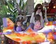Isla Fisher nahm sich auch im Stress von Cannes Zeit für ihre Töchter