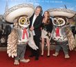 Isla Fisher und Regisseur Gore Verbinski posieren mit zwei Eulen