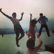 Jessica Alba mit einer "Hadouken"-Pose am Pool