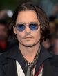 Ohne seine Brille kann Johnny Depp kaum etwas erkennen und ist fast blind