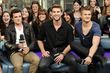 Josh Hutcherson, Liam Hemsworth und Alexander Ludwig hatten deshalb Schilder mit dem Poster ihrer Kollegin dabei