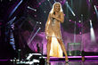 Im kurzen Glitzerkleidchen performte sie "Glorious"