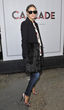 Olivia Palermo zeigte sich in London im schwarzen Mantel mit Fellabsatz