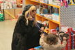 Mama Rachel Zoe "telefoniert" auch einmal damit und Skyler findet das klasse