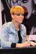 2010 zeigte sich Rihanna in einer coole Nieten-Jeansjacke mit Acid-Waschung