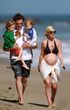 Tori Spelling mit ihrer Familie am Strand 