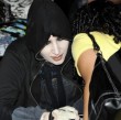 Marilyn Manson signiert einem Fan das Album