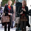 Blake Lively am Set von Gossip Girl mit High Heels und Ugg-Boots