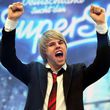 Und das ist nun mal Daniel Schumacher, der laut Dieter auf jeden Fall auf Platz eins mit der Single landen wird Und das ist nun mal Daniel Schumacher, der laut Dieter auf jeden Fall auf Platz eins mit der Single landen wird