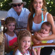 Gemeinsam mit seiner Verflossenen Denise Richards und den leiblichen Töchtern Lola und Sam, genießen sie einen entspannten Urlaub