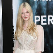Elle Fanning zeigt sich gerne in bestickten Kleidern in Cremetönen