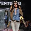 Denim und der dezent eingesetzte Boyfriend-Stil sind Markenzeichen der Herbst-/Winterkollektion von GUESS