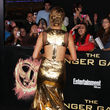 Bei der Premiere in L.A. bestach sie durch seitliche Cut-Outs