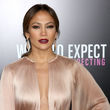 Jennifer Lopez experimentierte mit Brombeer-Lippenstift und starkem Augen Make-up