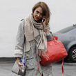 Jessica Alba war gleich mit zwei Taschen unterwegs in West Hollywood