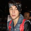 Justin Bieber setzte am Flughafen von Tokio auf einen fragwürdigen Gangster-Look