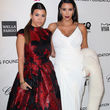 Kim erschien mit ihrer Schwester Kourtney bei Elton Johns Party