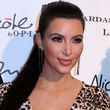 Kim Kardashian sieht aus wie eine Wachsfigur Kim Kardashian sieht aus wie eine Wachsfigur