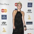 Eigentlich war ihr Kleid auf Pre-Grammy Party recht züchtig