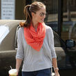 Minka Kelly sorgt mit einem apricotfarbenem Tuch für den nötigen Frische-Kick
