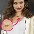 Miranda Kerr trägt den Namen ihres Sohnes um den Hals 