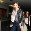 Miranda Kerr trägt eine Bikerjacke und Tuch am Flughafen von Tokyo
