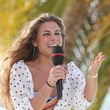 Sie trug ein Bikini-Top und darüber eine halbtransparente Bluse Sie trug ein Bikini-Top und darüber eine halbtransparente Bluse