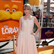 Zeigt sich sonst eher im Girlie-Look: Taylor im pastellfarbenen Kleid