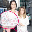 Iris Law trug jetzt ein Kleid mit anrüchigen Slogans Iris Law trug jetzt ein Kleid mit anrüchigen Slogans