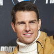 Jeans, ein Strickpullover und eine Lederjacke stehen dem hübschen Schauspieler wirklich gut