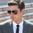 Zac Efron kombiniert stilsicher eine Pilotenbrille zum Anzug