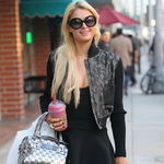 Paris Hilton ging in einer Strumpfhose mit Strapsen-Optik zum Zahnarzt Paris Hilton ging in einer Strumpfhose mit Strapsen-Optik zum Zahnarzt
