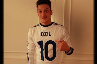 Mesut Özil freut sich über 10 Millionen Facebook-Likes