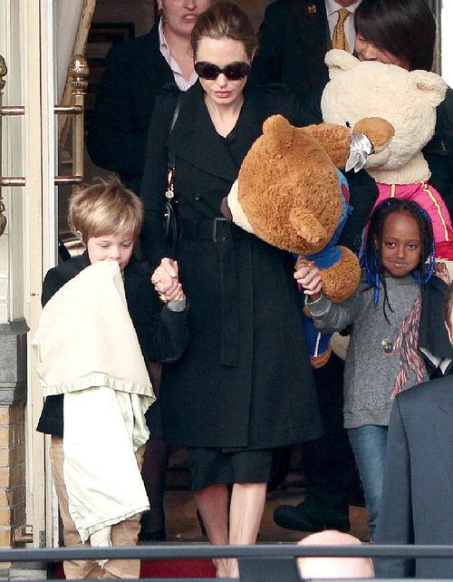 Angelina Jolie verbietet ihren Kindern Musik von Rihanna zu hören Angelina Jolie verbietet ihren Kindern Musik von Rihanna zu hören