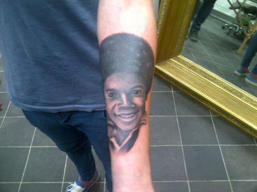 The X-Factor, Frankie Cocozza - Frankie Cocozza zeigt sein Tattoo The X-Factor, Frankie Cocozza - Frankie Cocozza zeigt sein Tattoo