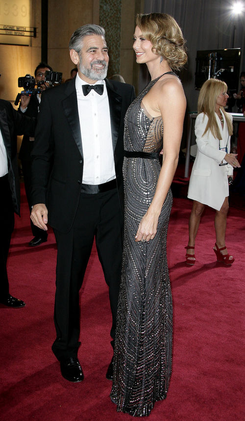 George Clooney und Stacy Keibler bezauberten bei den Oscars auf dem Red Carpet George Clooney und Stacy Keibler bezauberten bei den Oscars auf dem Red Carpet