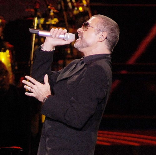 George Michael wurde mit Lungenentzündung in ein Krankenhaus eingeliefert George Michael wurde mit Lungenentzündung in ein Krankenhaus eingeliefert