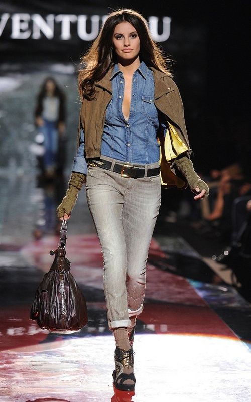 Denim und der dezent eingesetzte Boyfriend-Stil sind Markenzeichen der Herbst-/Winterkollektion von GUESS Denim und der dezent eingesetzte Boyfriend-Stil sind Markenzeichen der Herbst-/Winterkollektion von GUESS