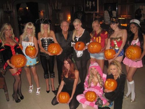 Hugh Hefner - Die Playboy-Mansion feiert jetzt schon Halloween