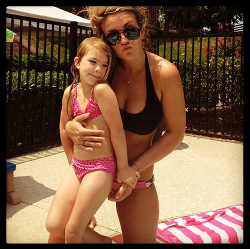 Jamie Lynn Spears entspannt mit Tochter Maddie am Pool Jamie Lynn Spears entspannt mit Tochter Maddie am Pool