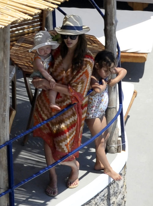 Jessica Alba ist mit ihrer Familie im Urlaub Jessica Alba ist mit ihrer Familie im Urlaub