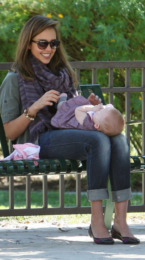 Jessica Alba - Jessica Alba spielt mit der kleinen Haven