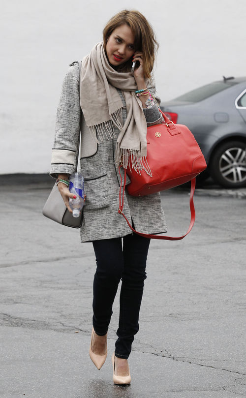 Jessica Alba war gleich mit zwei Taschen unterwegs in West Hollywood Jessica Alba war gleich mit zwei Taschen unterwegs in West Hollywood