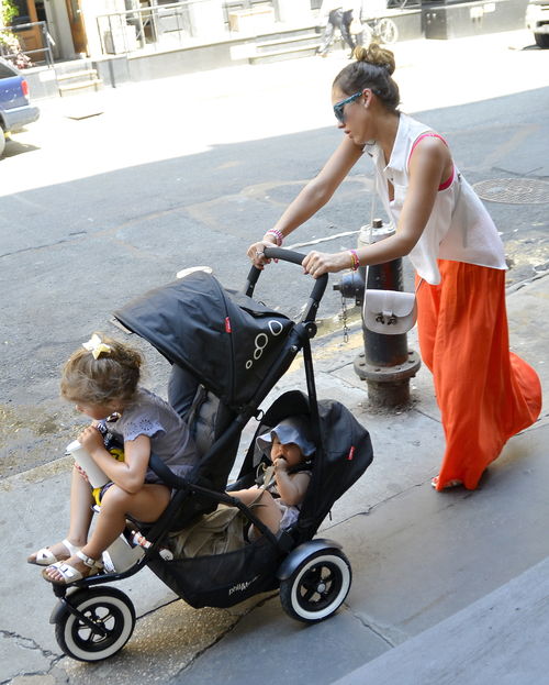 Jessica Alba spaziert mit ihren Töchtern durch New York Jessica Alba spaziert mit ihren Töchtern durch New York