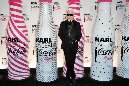 Karl Lagerfeld - Stolz zeigt der Modeschöpfer seine Flaschen-Kreationen
