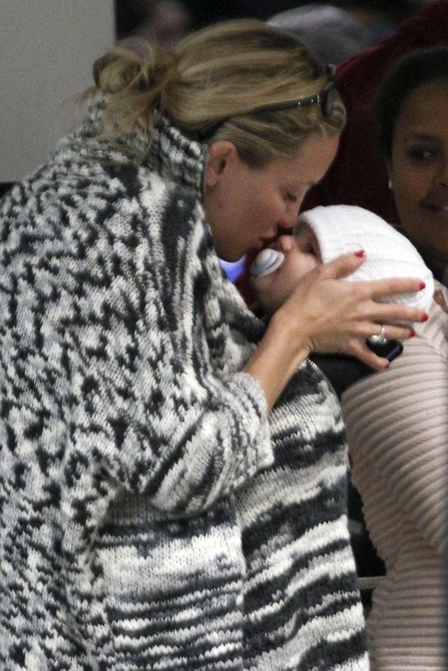 Kate Hudson kann die Finger nicht von ihrem süßen Sohn lassen Kate Hudson kann die Finger nicht von ihrem süßen Sohn lassen