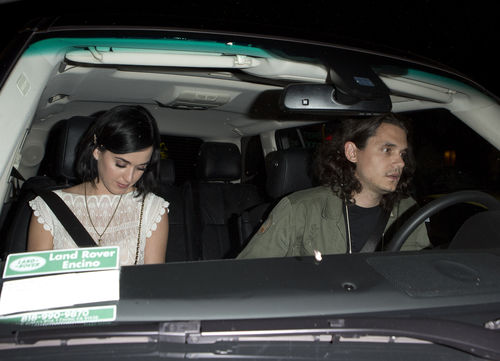 Katy Perry und John Mayer verlassen ein Restaurant Katy Perry und John Mayer verlassen ein Restaurant