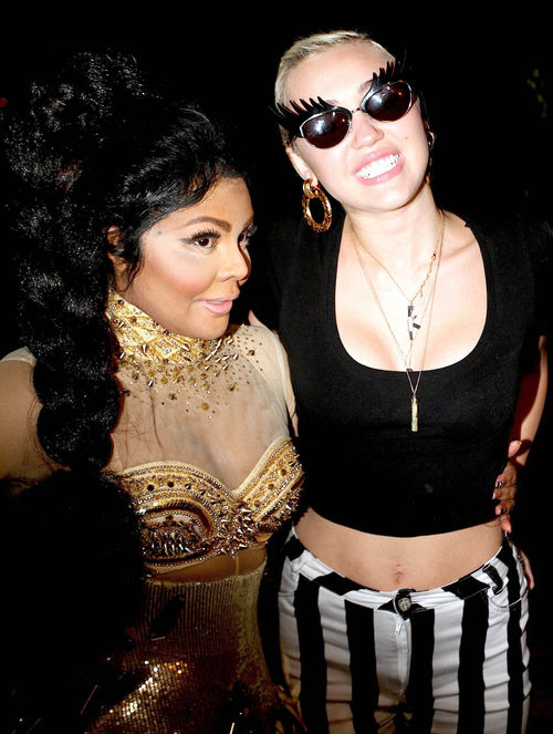 Miley neuester Coup: Sie erscheint im neuen Musik-Video von Lil' Kim und deren Schützling Tiffany Foxx Miley neuester Coup: Sie erscheint im neuen Musik-Video von Lil' Kim und deren Schützling Tiffany Foxx